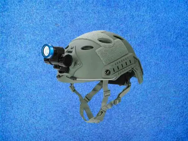 Bigblue HL1000XW Tauchlampe am Tauchhelm